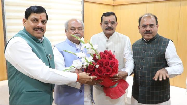 मुख्यमंत्री डॉ. यादव ने श्री तोमर को विधानसभा अध्यक्ष पद की शपथ लेने पर बधाई एवं शुभकामनाएँ दीं